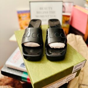 Women’s Black GUCCI Rubber Slides with Block Heel Size 37 with Gucci Bloom